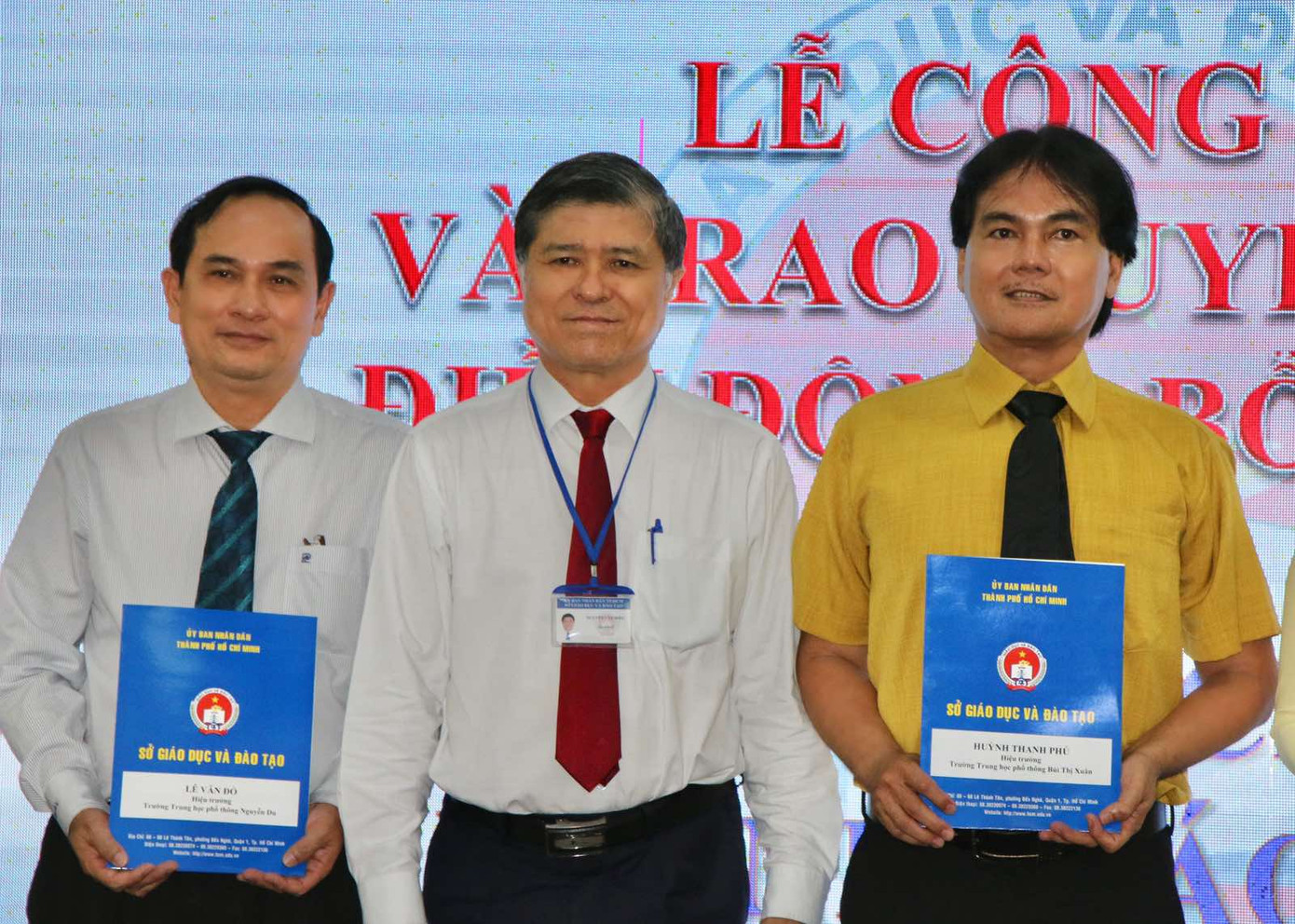 Ông Nguyễn Văn Hiếu, Giám đốc Sở GD&amp;ĐT TPHCM (đứng giữa) trao quyết định cho cán bộ quản lý