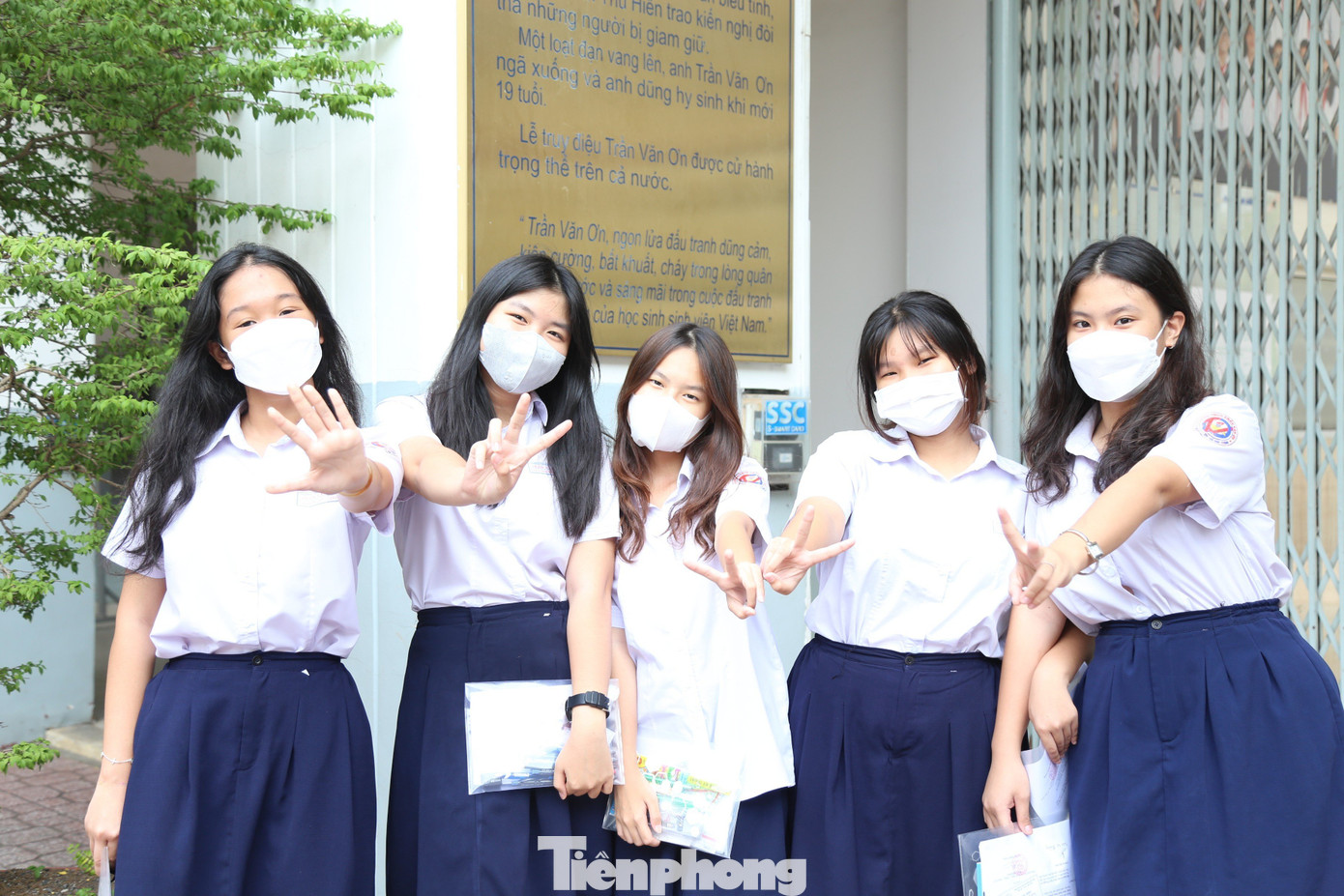 Bạn bè tranh thủ "làm điệu" cùng nhau trước giờ thi