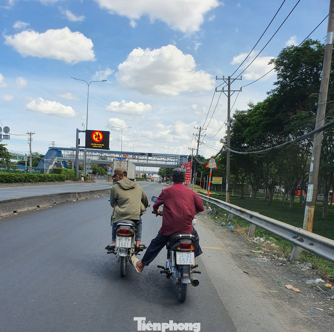 Một xe máy bị hết xăng phải nhờ người đẩy hộ trên Quốc lộ 1A chiều 24/1 (ảnh: Nguyễn Dũng) Một xe máy bị hết xăng phải nhờ người đẩy hộ trên Quốc lộ 1A chiều 24/1 (ảnh: Nguyễn Dũng)