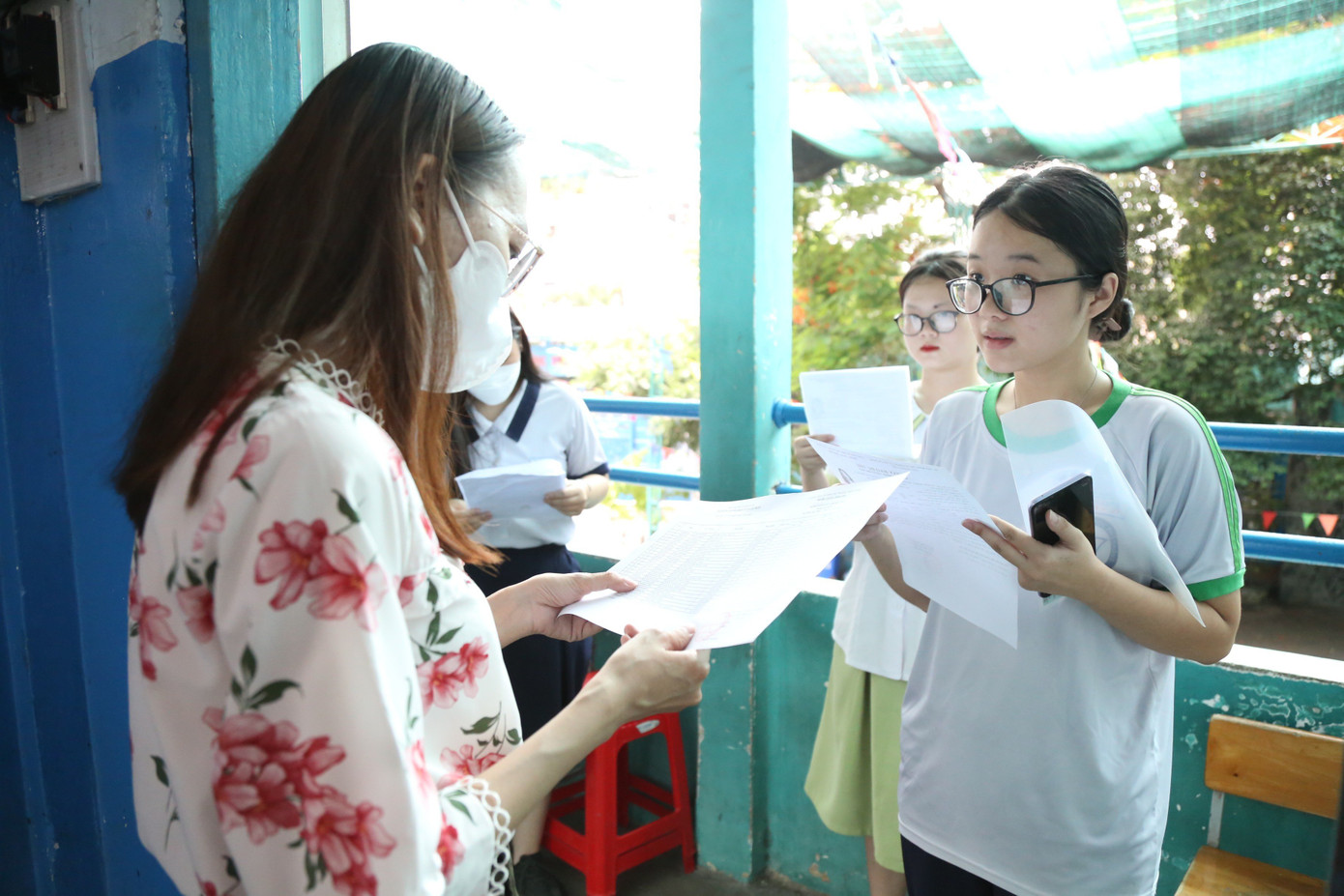 Thí sinh làm thủ tục dự thi tại TPHCM chiều 27/6