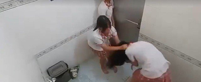 Ảnh chụp màn hình các nữ sinh đánh nhau trong nhà vệ sinh Trường THCS Hoàng Hoa Thám Ảnh chụp màn hình các nữ sinh đánh nhau trong nhà vệ sinh Trường THCS Hoàng Hoa Thám