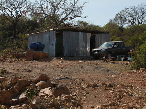 Khu lán trại của công nhân