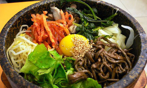 Cơm trộn Hàn Quốc, còn được gọi là Bibimbap là sự kết hợp của cơm và các nguyên liệu rau, thịt, trứng đầy màu sắc