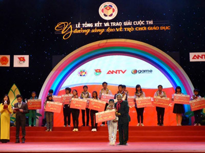 Nguyên Tổng Bí thư BCH TW Đảng Cộng Sản Việt Nam - đ/c Lê Khả Phiêu trao giải đặc biệt cho em Nguyễn Minh Nhựt, học sinh lớp 4 tỉnh Bến Tre 