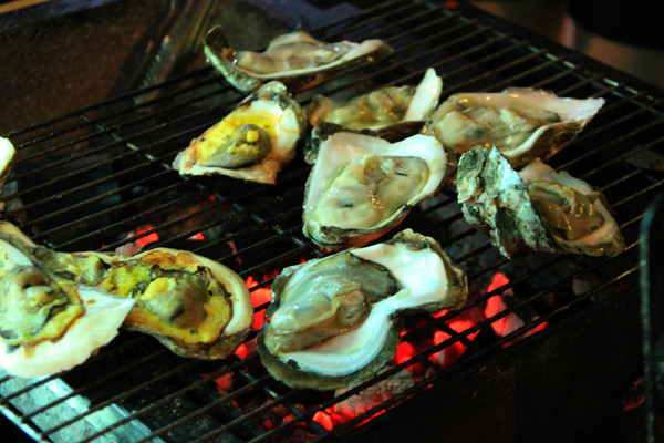  Hàu nướng phô mai với hương thơm hấp dẫn người đi đường mỗi khi ngang qua khu vực này.