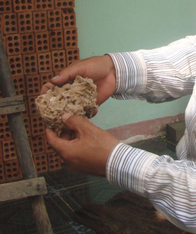 Chất liệu bông phát lửa được dùng để mồi lửa từ hai viên đá dùng đánh lửa