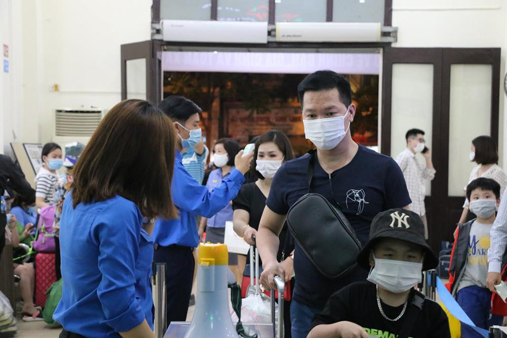 Sáng 9/4, ga Hà Nội ghi nhận lượng khách tăng mạnh.