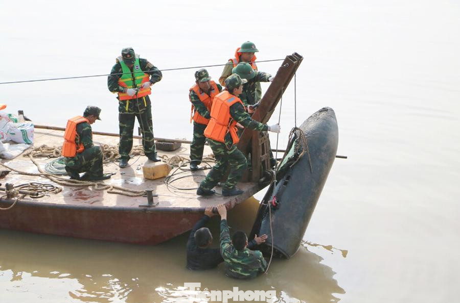 Bộ tư lệnh Thủ đô đã trục vớt quả bom dài 1,6m dưới chân cầu Long Biên (Hà Nội) vào tháng 6/2020.