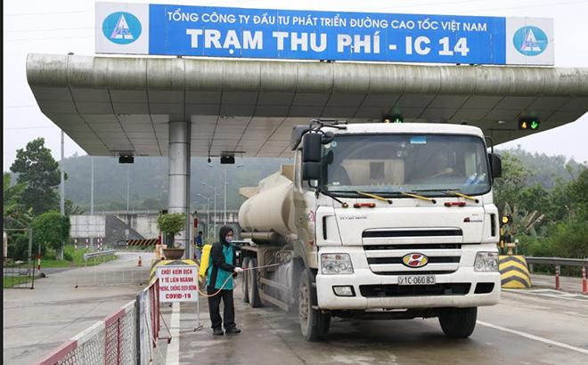 Trạm thu phí IC14 trên tuyến cao tốc Nội Bài - Lào Cai, nơi một số nhân viên vừa bị khởi tố, bắt tạm giam do liên quan tới hành vi "bảo kê" xe quá khổ. Ảnh: BYB.