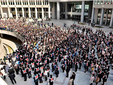 Người dân Tokyo ngày 3-2-2012 diễn tập sơ tán khi động đất lớn xảy ra Ảnh: Kyodo