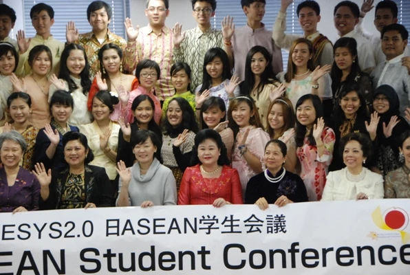 Các phu nhân TT Lý Hiển Long, bà Akie Abe, phu nhân TT nước chủ nhà Shinzo Abe ( áo màu sáng) bà Trần Thanh Kiệm phu nhân TT Nguyễn Tấn Dũng… chụp ảnh với các sinh viên ASEAN và Nhật Bản
