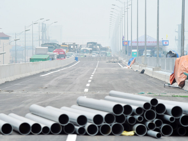 Sau khi thông xe, đường trên cao Thanh Xuân - Linh Đàm đã tắc Ảnh: hoàng hà