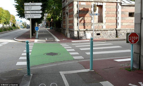 Một bức ảnh chụp khu phố Avenue de Paris ở Cherbourg, Pháp năm 1944 (ảnh trên) và hiện tại(ảnh dưới)