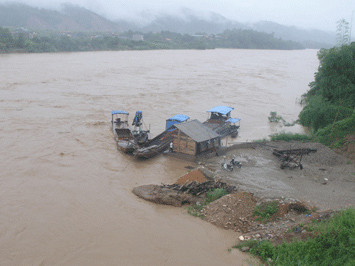 Sau gần một ngày đêm tìm kiếm, thi thể của hai em học sinh xấu số vẫn chưa được tìm thấy. Ảnh minh họa