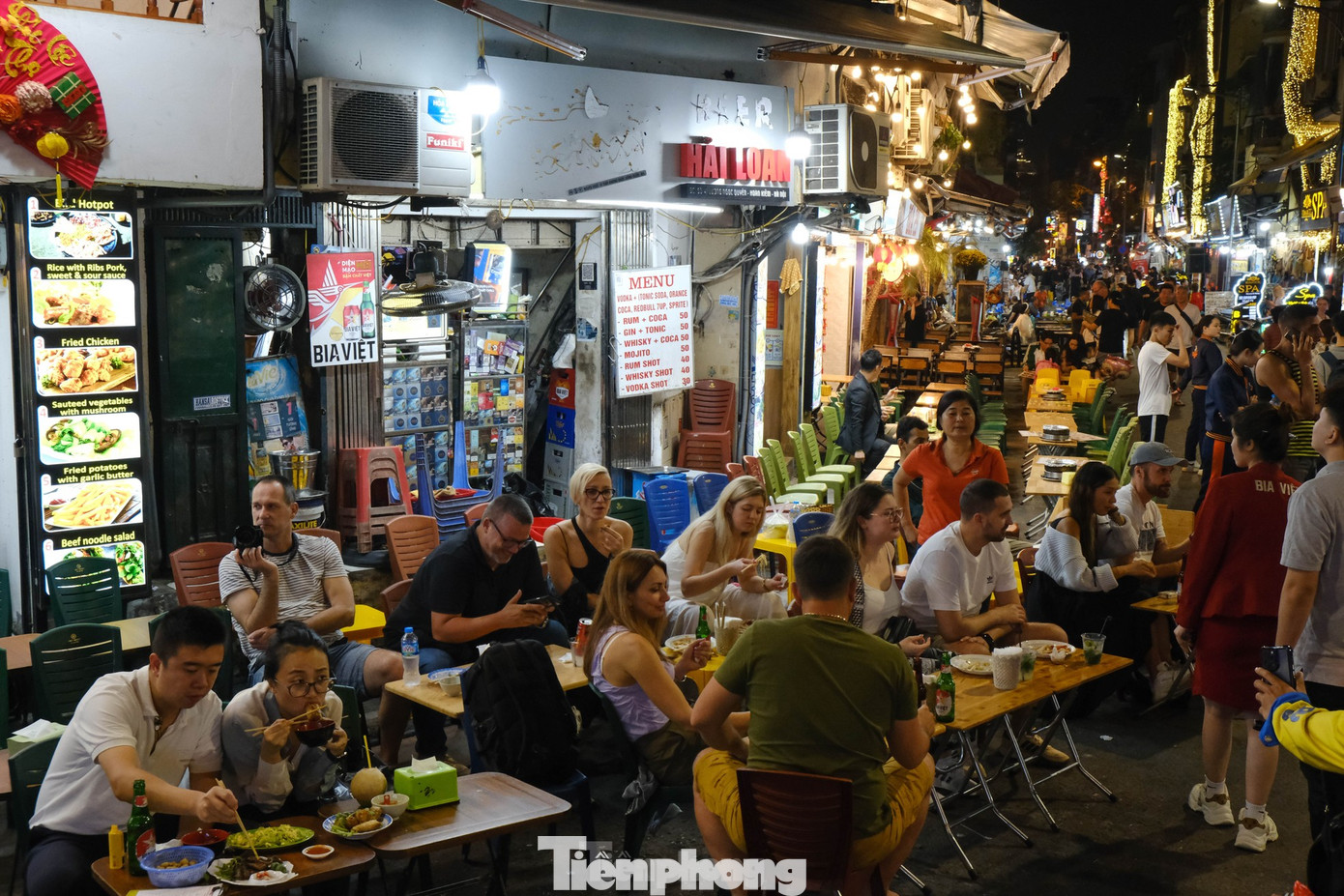 Hộ kinh doanh doanh thu từ 1 tỷ đồng trong các ngành: Bán lẻ hàng hóa, ăn uống, nhà hàng, khách sạn, dịch vụ vận tải hành khách, vui chơi, giải trí sẽ phải chuyển đổi.