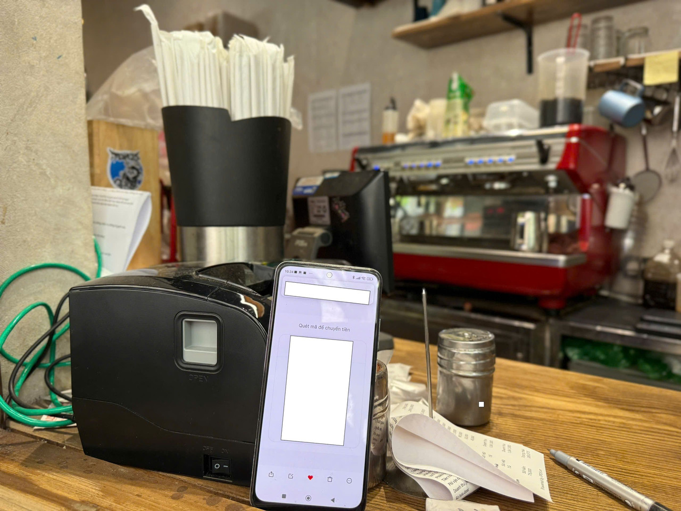 Quán cafe đã trang bị máy tính tiền, in hoá đơn.