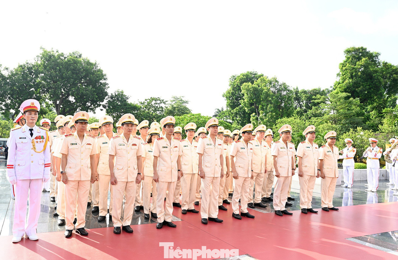 Đoàn đại biểu Đảng ủy Công an Trung ương tưởng niệm các Anh hùng liệt sĩ tại Đài tưởng niệm các Anh hùng liệt sĩ.