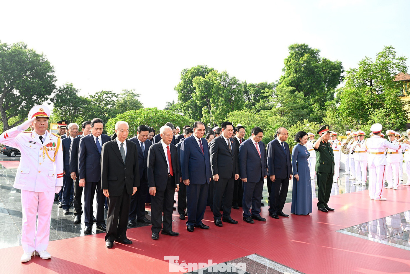 Trước đó, đoàn đại biểu Ban Chấp hành Trung ương Đảng, Chủ tịch nước, Quốc hội, Chính phủ, Ủy ban Trung ương Mặt trận Tổ quốc Việt Nam đã tới đặt vòng hoa, dâng hương tưởng niệm các Anh hùng liệt sĩ tại Đài tưởng niệm các Anh hùng liệt sĩ (đường Bắc Sơn - Hà Nội).