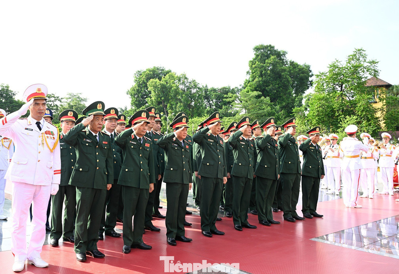 Đoàn đại biểu Quân ủy Trung ương - Bộ Quốc phòng do Đại tướng Phan Văn Giang, Ủy viên Bộ Chính trị, Bộ trưởng Bộ Quốc phòng dẫn đầu, tưởng niệm các Anh hùng liệt sĩ tại Đài tưởng niệm các Anh hùng liệt sĩ.