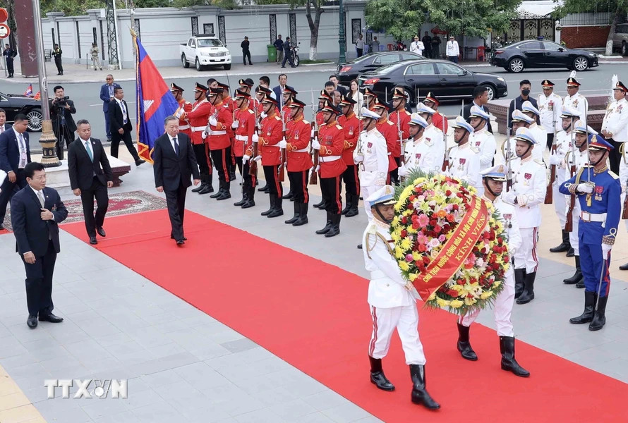 Chủ tịch nước Tô Lâm đặt vòng hoa tại Đài Độc lập của Campuchia. (Ảnh: Nhan Sáng/TTXVN)