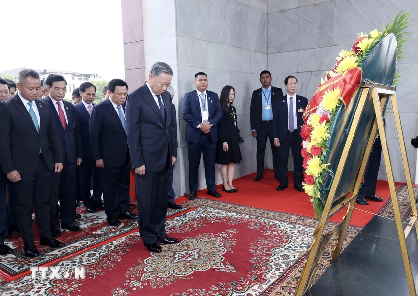 Chủ tịch nước Tô Lâm đặt vòng hoa tại Đài Độc lập của Campuchia. (Ảnh: Nhan Sáng/TTXVN)