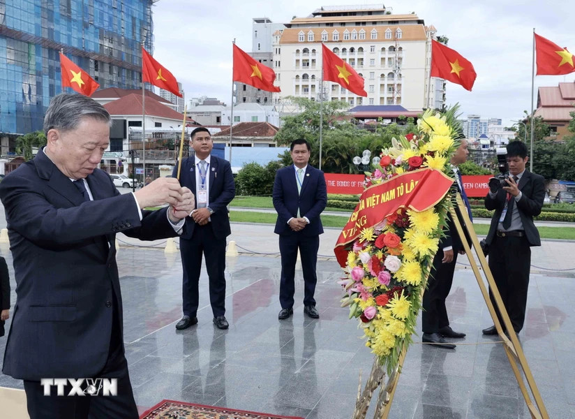 Chủ tịch nước Tô Lâm dâng hương tưởng niệm các chiến sỹ quân tình nguyện Việt Nam tại Đài Hữu nghị Việt Nam-Campuchia. (Ảnh: Nhan Sáng/TTXVN)