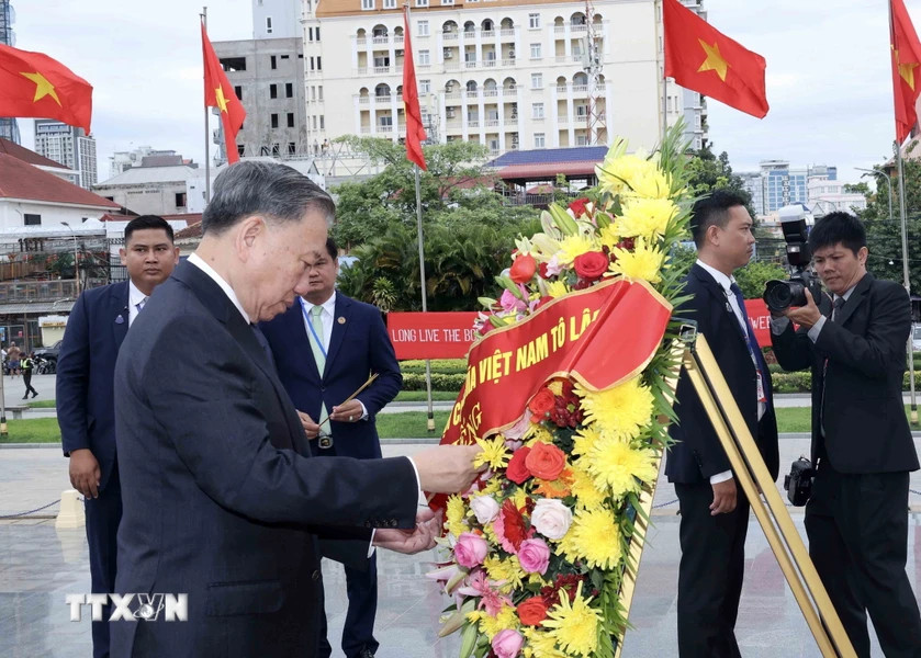 Chủ tịch nước Tô Lâm đặt vòng hoa tại Đài Hữu nghị Việt Nam - Campuchia. (Ảnh: Nhan Sáng/TTXVN)