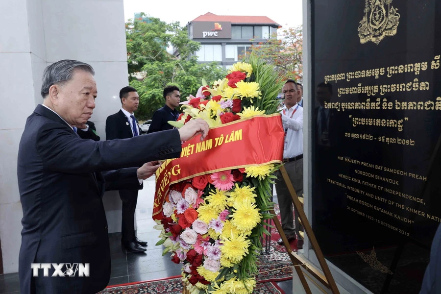Chủ tịch nước Tô Lâm đặt vòng hoa tại Tượng đài cố Quốc vương Norodom Sihanouk. (Ảnh: Nhan Sáng/TTXVN)