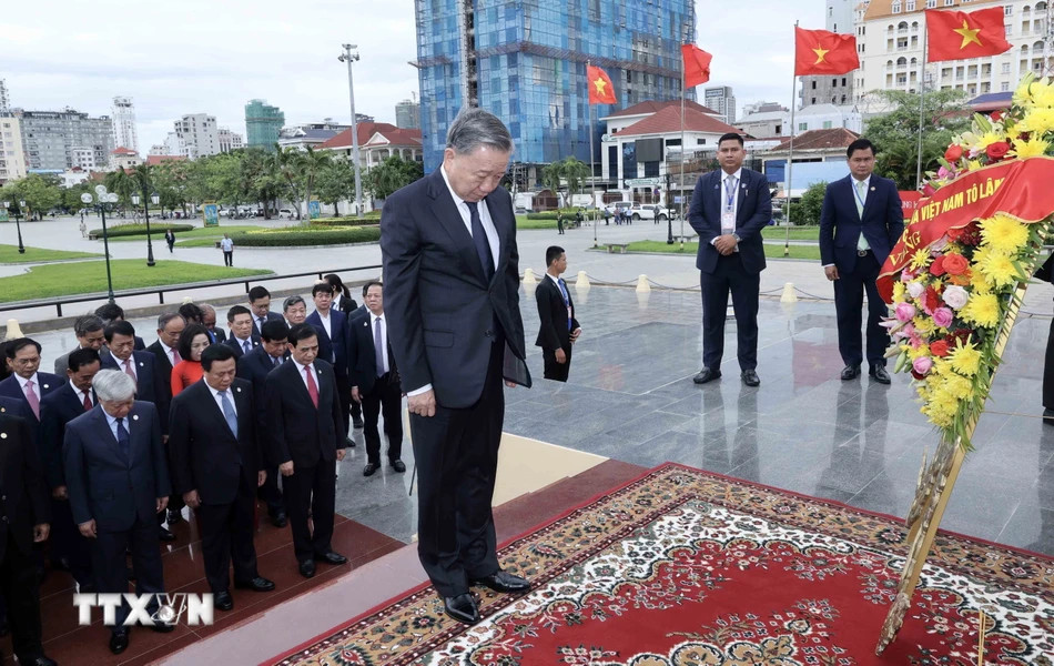 Chủ tịch nước Tô Lâm đặt vòng hoa tại Đài Hữu nghị Việt Nam-Campuchia. (Ảnh: Nhan Sáng/TTXVN)