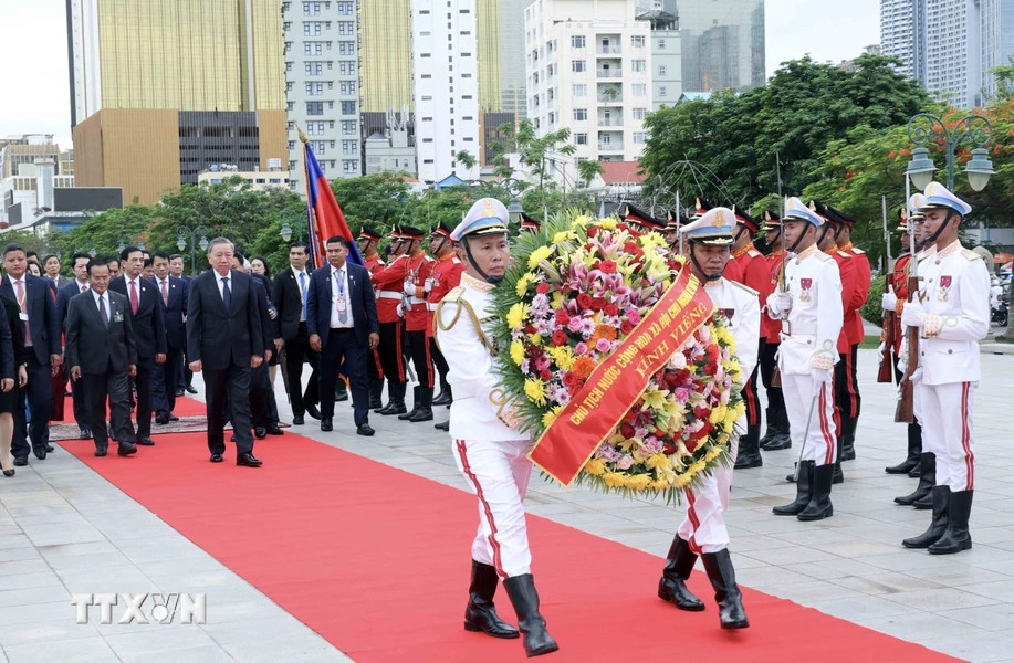 Chủ tịch nước Tô Lâm đặt vòng hoa tại Tượng đài cố Quốc vương Norodom Sihanouk. (Ảnh: Nhan Sáng/TTXVN)