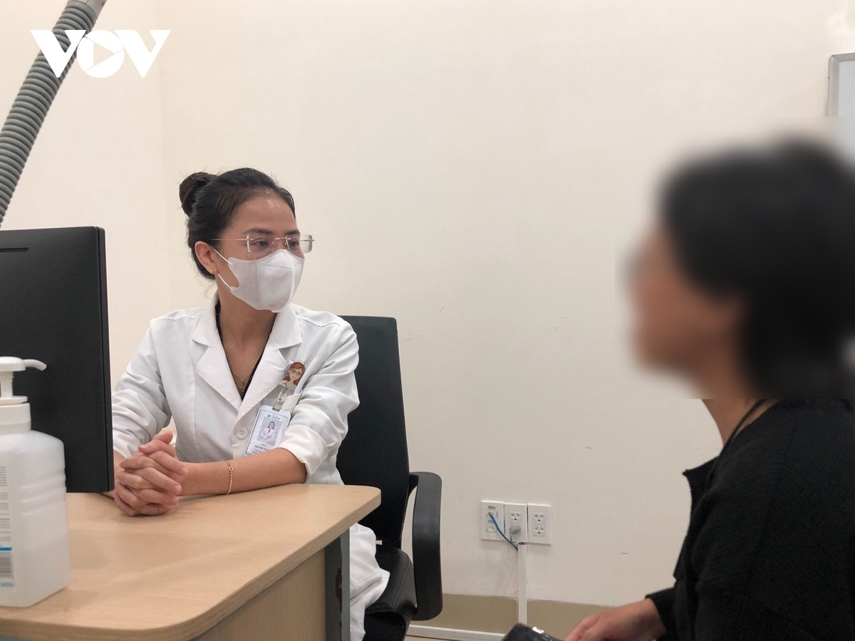 Bác sĩ da liễu thăm khám người bệnh bị kiến ba khoang đốt. (Ảnh: Thảo Nguyễn)