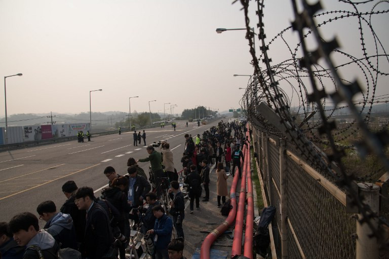 Lãnh đạo hai miền Triều Tiên tay trong tay bước qua đường phân giới ảnh 14