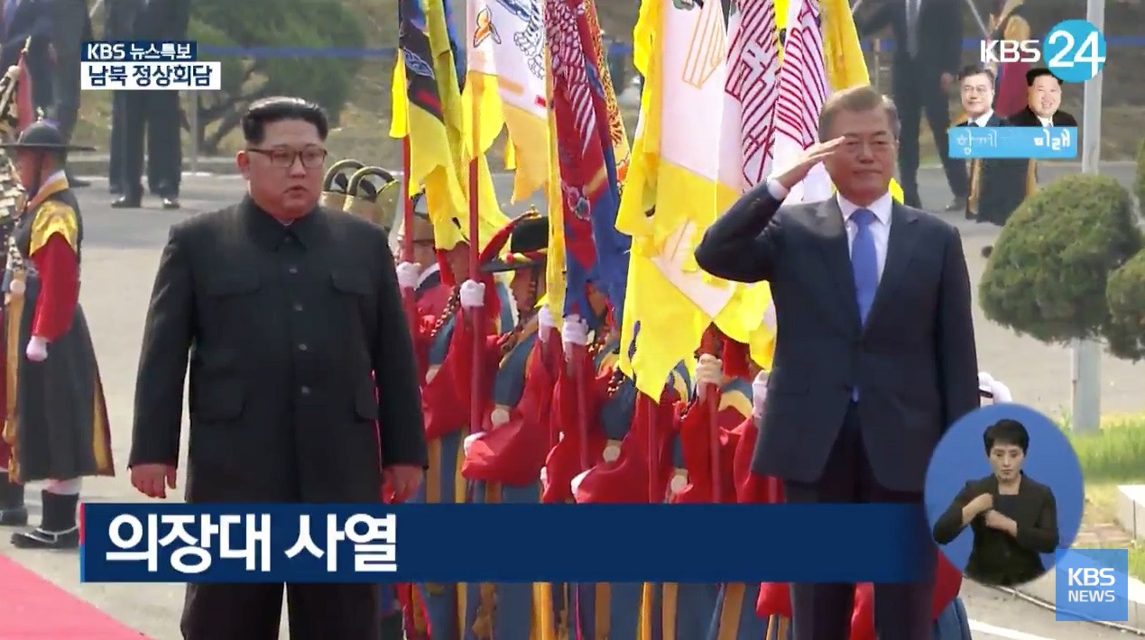 Lãnh đạo hai miền Triều Tiên tay trong tay bước qua đường phân giới ảnh 4