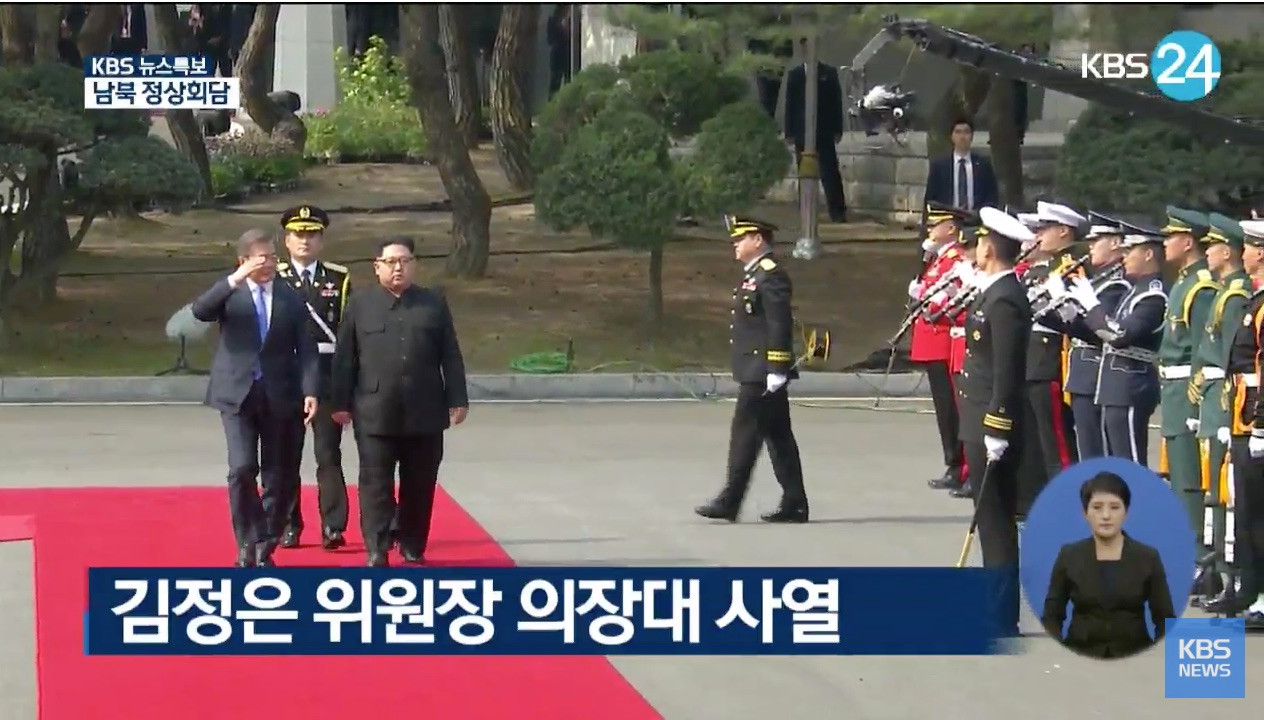 Lãnh đạo hai miền Triều Tiên tay trong tay bước qua đường phân giới ảnh 6
