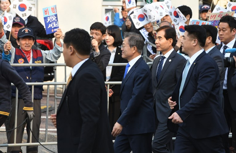 Lãnh đạo hai miền Triều Tiên tay trong tay bước qua đường phân giới ảnh 12