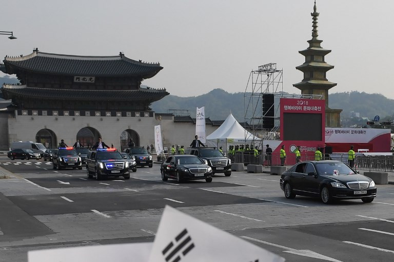 Lãnh đạo hai miền Triều Tiên tay trong tay bước qua đường phân giới ảnh 13