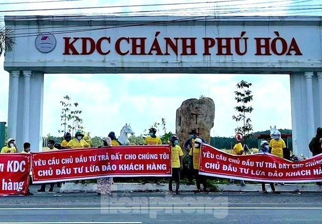 Khách hàng treo băng rôn đòi quyền lợi tại dự án Khu dân cư Chánh Phú Hòa Khách hàng treo băng rôn đòi quyền lợi tại dự án Khu dân cư Chánh Phú Hòa