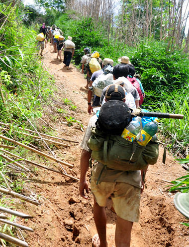 Hầm sập chết người, hàng trăm phu vàng tháo chạy khỏi rừng ảnh 3