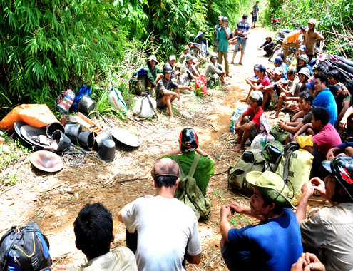 Hầm sập chết người, hàng trăm phu vàng tháo chạy khỏi rừng ảnh 6