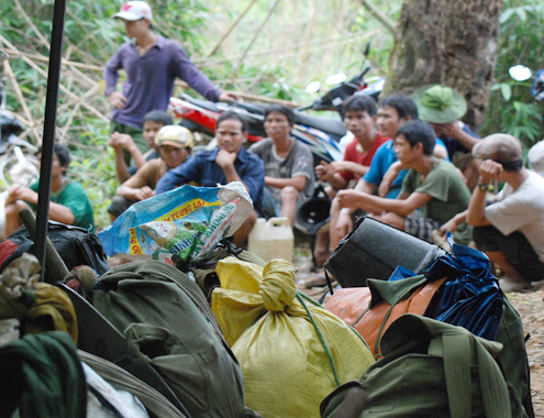 Hầm sập chết người, hàng trăm phu vàng tháo chạy khỏi rừng ảnh 4