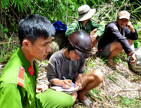 Hầm sập chết người, hàng trăm phu vàng tháo chạy khỏi rừng ảnh 8