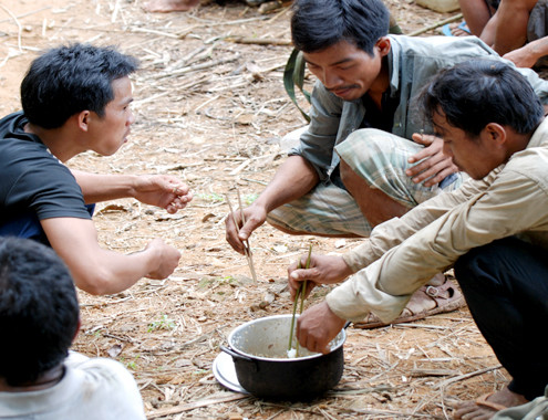 Hầm sập chết người, hàng trăm phu vàng tháo chạy khỏi rừng ảnh 5
