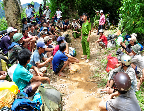 Hầm sập chết người, hàng trăm phu vàng tháo chạy khỏi rừng ảnh 7