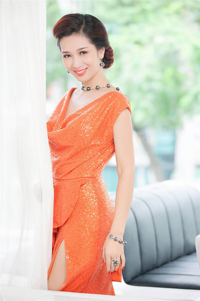 Sinh năm 1979, Thu Hương từng đoạt danh hiệu Hoa khôi Thể thao 1995 và nổi tiếng nhờ công việc MC. Năm 2012, cô giành thêm giải thưởng Á hậu Quý bà Thế giới. Hiện tại, cô là giám đốc một công ty truyền thông