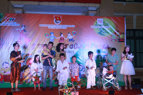 Trung thu sẻ chia với bệnh nhi tại bệnh viện Hữu nghị Việt Đức ảnh 6