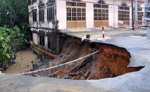 Lũ cuốn trôi nam thanh niên, sập cầu ở Đồng Nai ảnh 1