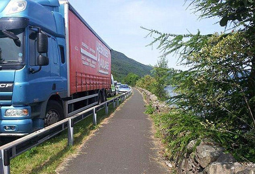 Xe tải tạt đầu cứu tài xế xe con ngất trên vô-lăng ảnh 1