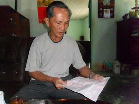 Ông Nguyễn Thìn và tớ hóa đơn vừa đi nhận tiền về 