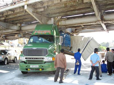 Phần rơ - mooc bị lệch 45 độ so với đầu kéo Ảnh: MT