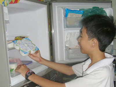 Mở tủ lạnh lấy thực phẩm xong thì phải đóng lại ngay vì không khí tràn vào sẽ tạo điều kiện cho vi khuẩn sinh sôi. Ảnh: NLĐ. Mở tủ lạnh lấy thực phẩm xong thì phải đóng lại ngay vì không khí tràn vào sẽ tạo điều kiện cho vi khuẩn sinh sôi. Ảnh: NLĐ